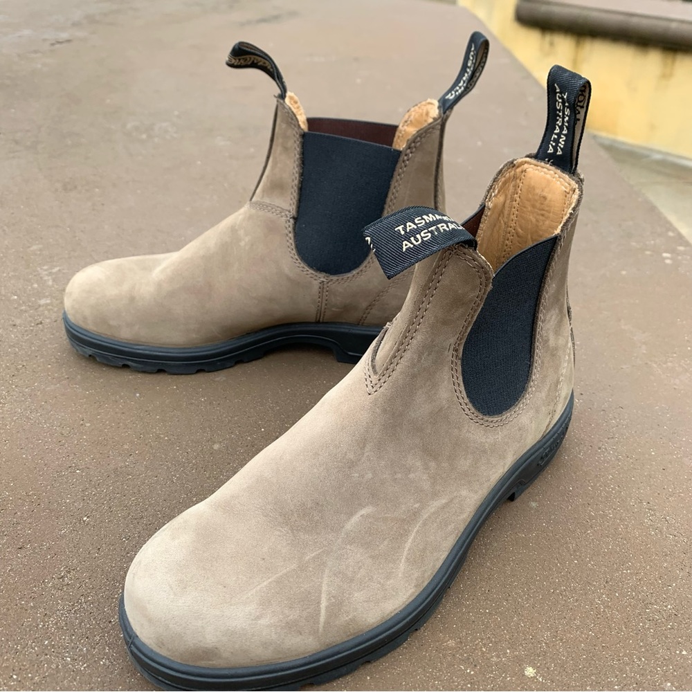 BLUNDSTONE #1941
CLASSICS SERIES
CHELSEA BOOTS
COLOR: STONE NUBUCK